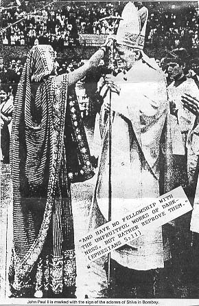 Påven Johannes Paulus II tar emot hinduismens gud Shivas märke på sin panna.